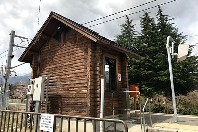 ホーム上に待合所があります