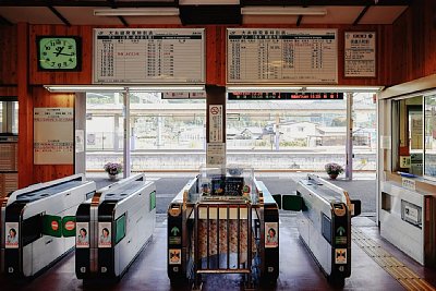 自動改札機はSuica非対応です