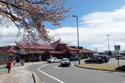 駅前にはタクシーが何台も停まっています