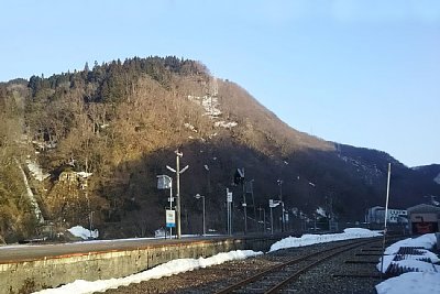 島式ホームの片側の線路がはぎとられています