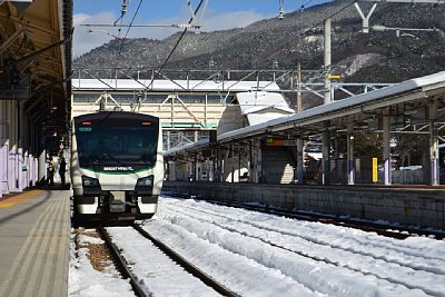 跨線橋とホームとリゾートハイブリッド気動車