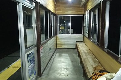 ホーム上に待合所があります