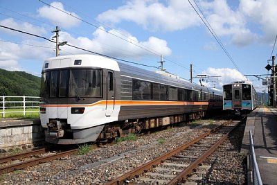 特急と普通列車がすれ違います