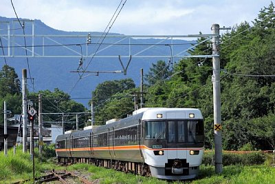 特急「しなの」が通過します