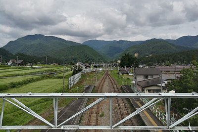 右側のホームの左に線路があったことが分かります