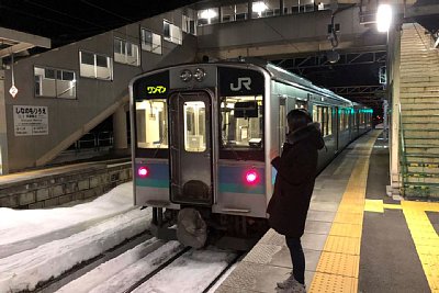 跨線橋とE127系電車