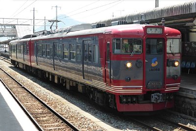 戸倉駅に到着する115系