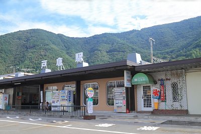 駅前にバス停があります