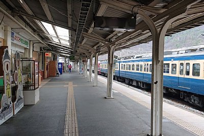 ホームと停車する普通列車