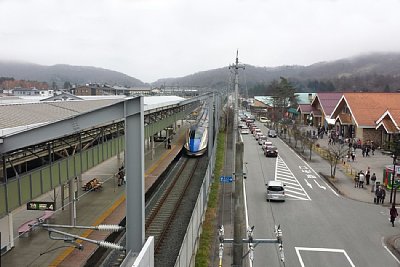 道路の隣が新幹線ですね