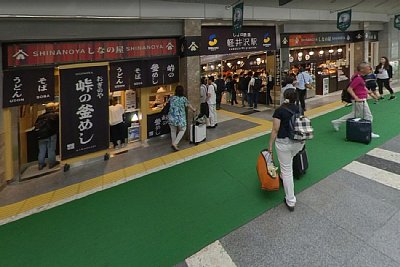 駅構内におぎのや「峠の釜めし」がありますね