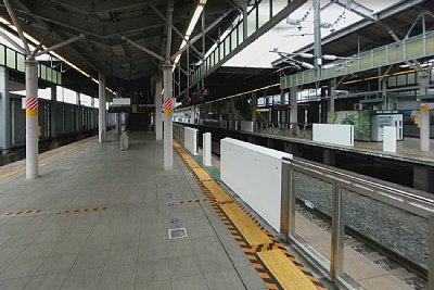 新幹線ホームに可動式ホーム柵が設置されています