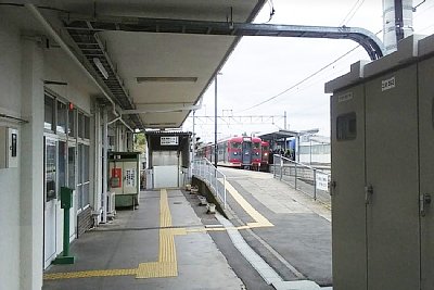 地下道への入り口と列車のすれ違い