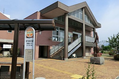 �w�O�ɂ̓o�X�₪����܂�