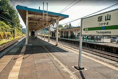 ホームと駅名標