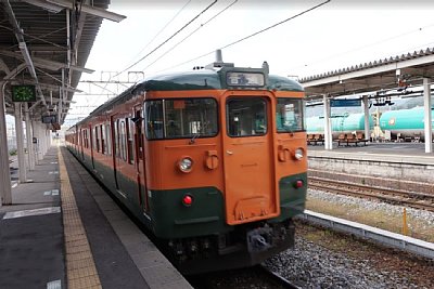 普通列車が停車しています