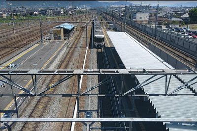 ホームと跨線橋