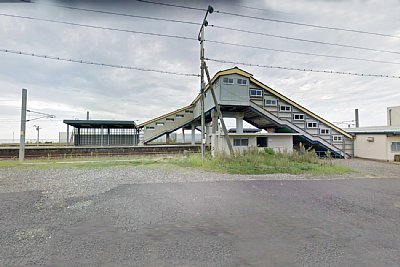 跨線橋が目立ちます