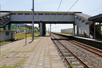 島式ホーム2本の外側の線路がなくなっています