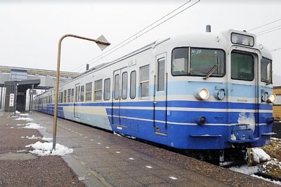 普通列車が停車しています