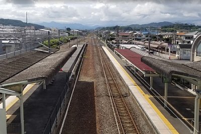 �����z�[���̕Б��̐��H���P������Ă��܂�