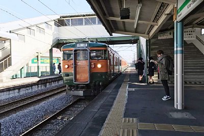 115系電車が停車します