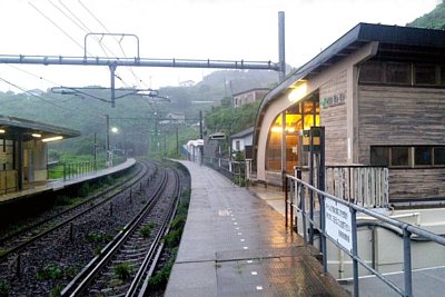 �z�[���̕��������A�J�[�u���Ă���̂�������܂�