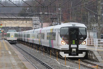 E257系快速電車と189系快速