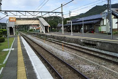 ホームと跨線橋