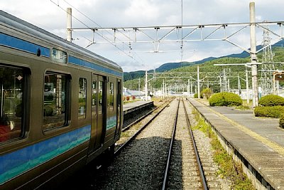E127系100番台長野行きが停車しています