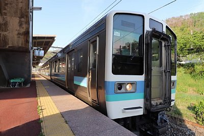 島式ホームに211系電車が到着