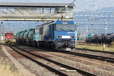 �ݕ���Ԃ�EH200�d�C�@�֎Ԃ��������Ă��܂�