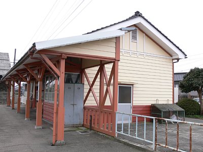 駅舎は木造です