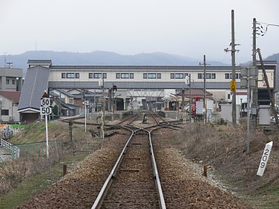 富山方面から見た越中八尾駅