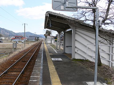 �w�ɂ���z�[���ւ̊K�i