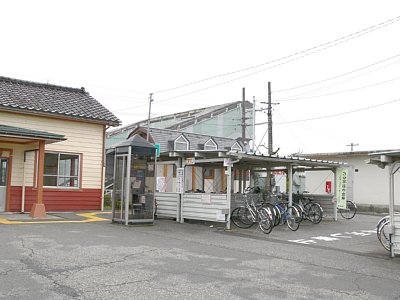 駅前には駐輪場、公衆電話、トイレもあります