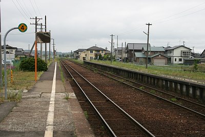ホームから富山方面を見る