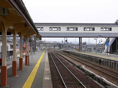 跨線橋ではありません。駅の東西をつなぐ連絡橋です