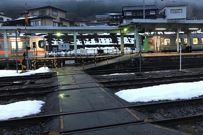 �\������