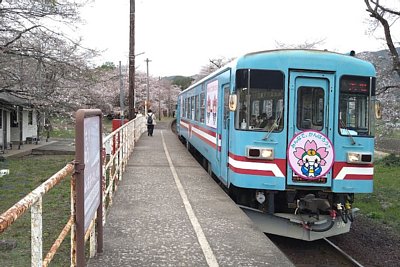 左側には以前は線路があった