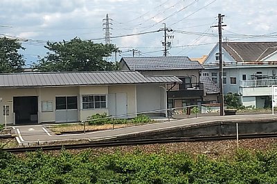 �\������