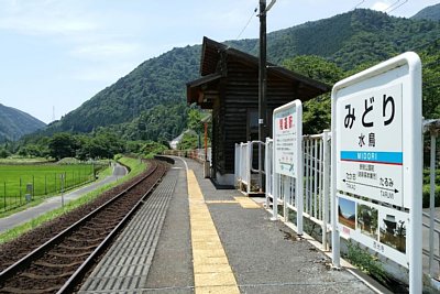 ホーム上の待合所