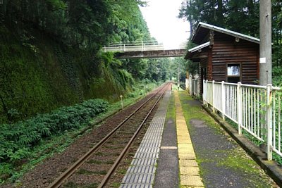 �z�[���Ƒҍ���