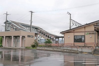 駅舎と跨線橋