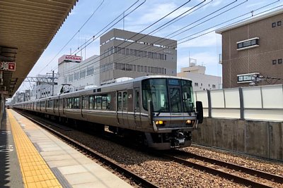 通過する新快速