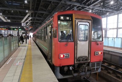 高山線ホームにキハ120系気動車