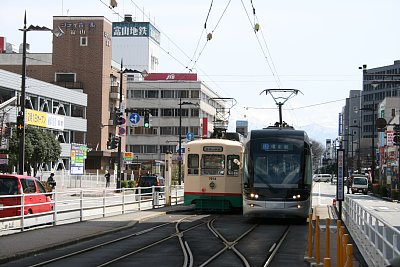 7014電車とセントラム9002が停車しています