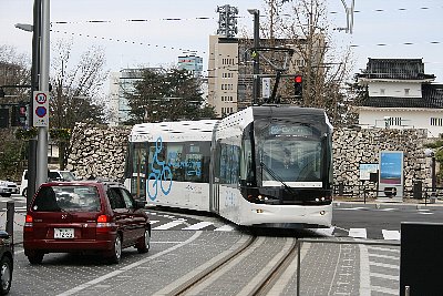 国際会議場前停留場へ到着するセントラム