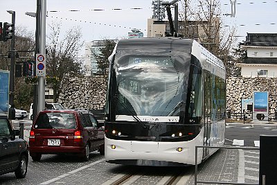 国際会議場前停留場へ到着するセントラム