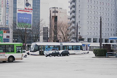 電鉄富山駅・エスタ前停留場を発車したセントラム